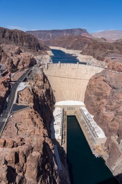 Hoover Barajı 29 Mayıs 2023 'te Nevada, ABD' deki Hoover Barajı Bypass Köprüsü 'nden izlendi. Hoover Barajı, Colorado Nehri 'nin Kara Kanyonu' ndaki beton kemer yerçekimi barajıdır..