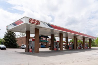 Denver, Colorado, ABD 'deki Conoco Benzin İstasyonu, 18 Mayıs 2023.