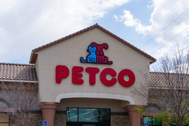 Pearland, Teksas, ABD - 1 Mart 2022: Pearland, Teksas, ABD 'deki Petco mağaza tabelasının kapatılması. Petco Sağlık ve Sağlık Şirketi, bir Amerikan hayvan perakendecisi..