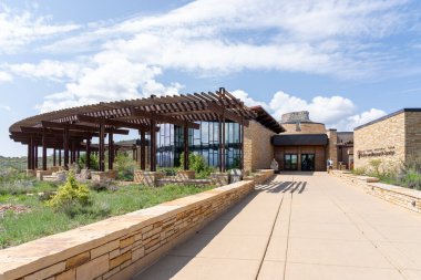Mesa Verde Ulusal Park Ziyaretçi ve Araştırma Merkezi, Colorado, ABD, 22 Mayıs 2023. Mesa Verde Milli Parkı, iyi korunmuş Atalarından kalma Puebloan kayalık konutlarıyla ünlüdür..