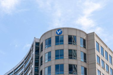 Denver, Colorado, ABD - 17 Mayıs 2023: Denver, Colorado, ABD 'deki VF Corporation genel merkezi. VF Corporation, Amerikalı bir küresel giyim ve ayakkabı şirketidir.. 