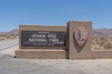 Kaliforniya, ABD 'de Joshua Tree Ulusal Parkı girişi 27 Mayıs 2023. Joshua Tree Ulusal Parkı sert kaya oluşumlarıyla karakterize edilen korunmuş bir alandır..