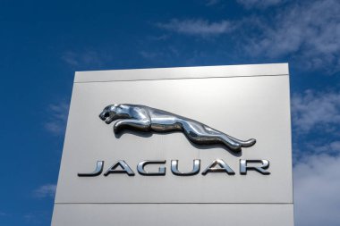Arka planda mavi gökyüzü olan Jaguar logosu. Salt Lake City, Utah, ABD - 15 Mayıs 2023.