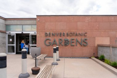 Denver Botanik Bahçeleri 'nin girişi Denver, Colorado, ABD, 18 Mayıs 2023. Denver Botanik Bahçeleri, Denver yakınlarındaki Cheesman Park 'ta bulunan bir botanik bahçesidir..