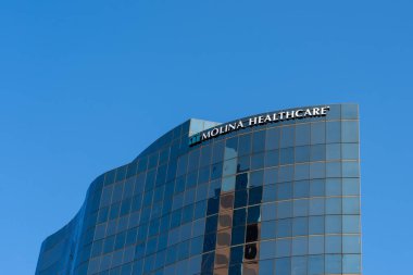 Long Beach, Kaliforniya, ABD 'deki genel merkezindeki Molina Sağlık Hizmetleri tabelasının 27 Mayıs 2023' te kapanışı. Molina Sağlık bir Amerikan bakım şirketidir..