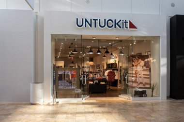 26 Mayıs 2023 'te Scottsdale, Arizona' daki Fashion Square Mall 'da bir Untuckit mağazası. Untuckit LLC sıradan bir Amerikan erkek giyim şirketi..