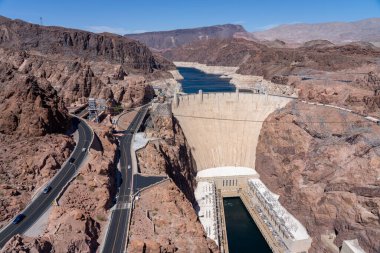 Hoover Barajı 29 Mayıs 2023 'te Nevada, ABD' deki Hoover Barajı Bypass Köprüsü 'nden izlendi. Hoover Barajı, Colorado Nehri 'nin Kara Kanyonu' ndaki beton kemer yerçekimi barajıdır..