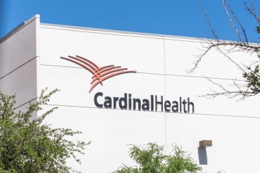 Houston, Teksas, ABD - 2 Mart 2022: Binadaki Kardinal Sağlık tabelasının kapatılması. Cardinal Health, Inc., ABD 'li çok uluslu bir sağlık hizmeti şirketidir..