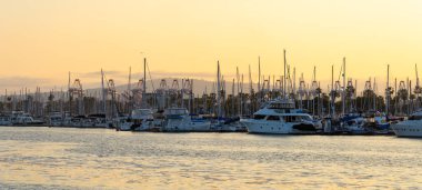 Gün batımından sonra Long Beach Limanı. Kaliforniya, ABD - 27 Mayıs 2023.