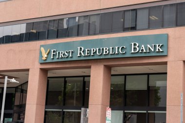 First Republic Bank 'ın Los Angeles, CA, ABD' deki Figueroa Caddesi 'ndeki şubedeki tabelasının kapatılması - 28 Mayıs 2023.