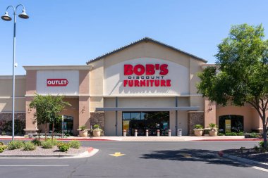 26 Mayıs 2023 'te, Chandler, Arizona' daki Crossroads Towne Center 'daki Bob' s Discount Mobilya ve Yatak Mağazası. Bob 's Discount Mobilya bir Amerikan mobilya mağaza zinciri..