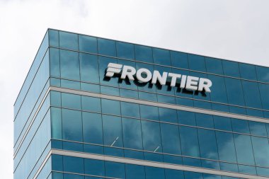 Frontier Havayolları 'nın logosu şirketin Denver, Colorado, ABD' deki genel merkezinde 18 Mayıs 2023 'te imzalandı. Frontier Havayolları çok düşük maliyetli bir Amerikan havayolu şirketidir..