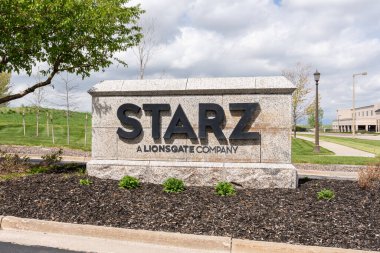 18 Mayıs 2023 'te Englewood, ABD' deki Starz genel merkezinin önünde bir logo işareti. Starz Entertainment Şirketi. bir Amerikan eğlence ve medya dağıtım şirketi..