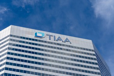Denver, Colorado, ABD 'deki TIAA ofis binası - 17 Mayıs 2023. Amerika Koleji Emeklilik Fonu Öğretmenler Sigortası ve Yıllık Derneği bir finans hizmetleri organizasyonudur..