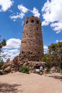 Arizona, ABD 'deki Grand Canyon Ulusal Parkı' ndaki Desert View Watchtower. Desert View Watchtower 1932 'de inşa edilmiş tarihi bir binadır..