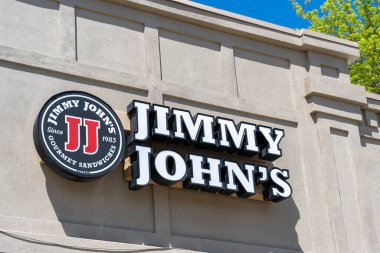 Jimmy John 'un binadaki logo işaretini kapat. Salt Lake City, Utah, ABD - 14 Mayıs 2023. Jimmy John 's, sandviç ve patates cipslerinde uzmanlaşmış bir karşı servis zinciri..