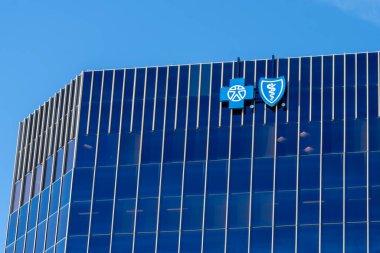 Phoenix, AZ, ABD, 25 Mayıs 2023: Phoenix, AZ, ABD 'deki Gatewa Center' daki binanın Mavi Haç ve Mavi Kalkan logoları. 