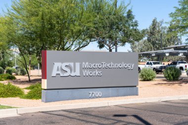 Tempe, Arizona, ABD - 26 Mayıs 2023: ABD Tempe, Arizona, ABD 'deki S River Pkwy' de bulunan ASU (Arizona Eyalet Üniversitesi) Macro Teknoloji Fabrikası 'nın önündeki tabela.