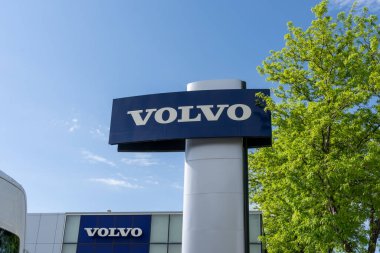 Arka planda mavi gökyüzü olan Volvo işaretini kapat. Salt Lake City, Utah, ABD, 15 Mayıs 2023. Volvo, İsveçli bir kamyon, otobüs ve inşaat ekipmanı üreticisi..