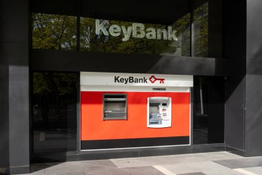 Denver, Colorado, ABD 'de 17 Mayıs 2023' te bir KeyBank ATM 'si. KeyBank bir Amerikan bölgesel bankasıdır..