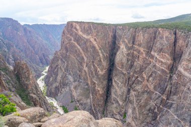2023 'te Colorado, ABD' de dağlarda nehir bulunan Gunnison Ulusal Parkı 'nın Kara Kanyonu manzarası.