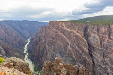 2023 'te Colorado, ABD' de dağlarda nehir bulunan Gunnison Ulusal Parkı 'nın Kara Kanyonu manzarası.