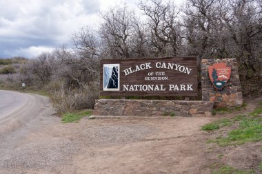 Batı Colorado, ABD 'deki Gunnison Ulusal Parkı' nın giriş tabelası..