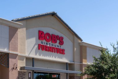 26 Mayıs 2023 'te, Chandler, Arizona' daki Crossroads Towne Center 'daki Bob' s Discount Mobilya ve Yatak Mağazası. Bob 's Discount Mobilya bir Amerikan mobilya mağaza zinciri..