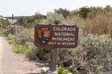 Colorado Ulusal Anıtı 'nın giriş tabelası Colorado, ABD - 20 Mayıs 2023. Colorado Ulusal Anıtı, Colorado 'nun Grand Junction kenti yakınlarında bulunan bir Ulusal Park Hizmetleri birimidir..