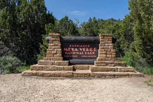 Mesa Verde 'nin giriş işareti Colorado, ABD' de, 22 Mayıs 2023. Mesa Verde Milli Parkı, iyi korunmuş Atalarından kalma Puebloan kayalık konutlarıyla ünlüdür..