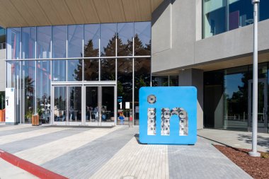 LinkedIn karargahı 8 Haziran 2023 'te Mountain View, Kaliforniya' daki South Bay Kampüsü 'nde. LinkedIn bir iş ve istihdam odaklı sosyal medya platformu.