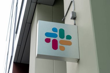 San Francisco, California, ABD 'deki binanın logosu gevşek. 6 Haziran 2023. Slack, Slack Technologies tarafından tasarlanmış bir anlık mesajlaşma programıdır..