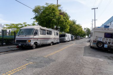 Evsiz karavanlar 5 Haziran 2023 'te Berkeley, Kaliforniya, ABD' de bir cadde boyunca park halindedir.. 