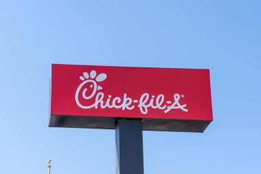 Arka planda mavi gökyüzü olan Chick-fil-A amblemini kapat. Las Vegas, ABD, 2 Haziran 2023. Chick-fil-A, bir Amerikan fast food restoran zinciri..