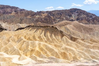 Zabriskie Point 'in Kaliforniya' daki Ölüm Vadisi Ulusal Parkı 'ndaki görüntüsü. Zabriskie Noktası, Ölüm Vadisi 'nin doğusunda yer alan Amargosa Sıradağları' nın bir parçasıdır.. 