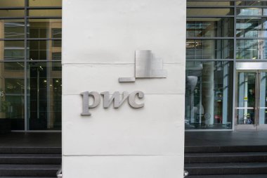6 Haziran 2023 'te San Francisco, Kaliforniya, ABD' deki Orrick binasında pWC işareti. PricewaterhouseCoopers International Limited, İngiliz çok uluslu profesyonel hizmet markasıdır..