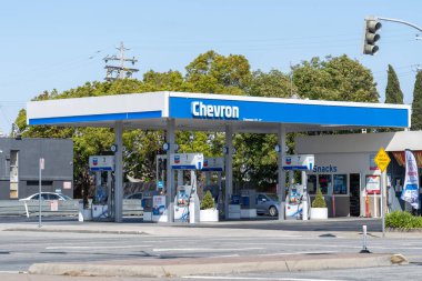 Salt Lake City, UT, ABD 'deki bir Chevron benzin istasyonu. 26 Haziran 2022. Chevron Corporation çok uluslu bir Amerikan enerji şirketidir..