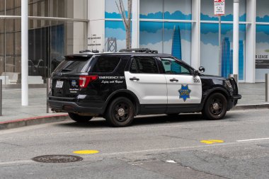 San Francisco şehir merkezinde bir polis arabası, CA, ABD, 6 Haziran 2023. 