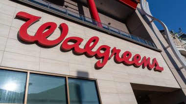 Binanın etrafındaki Walgreens tabelasını kapatın. Cennet, Nevada, ABD - 31 Mayıs 2023. Walgreens, eczane zinciri işleten bir Amerikan şirketidir..