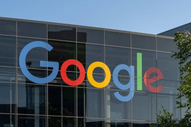 Mountain View, Kaliforniya, ABD 'deki binanın Google logo tabelasını kapatın - 7 Haziran 2023. Google LLC, Amerikan çok uluslu teknoloji şirketidir..