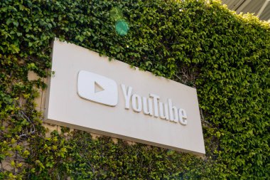 Youtube logosu ve Youtube binası için 7 Haziran 2023 'te San Bruno, California, ABD' deki Youtube genel merkezinde imza. YouTube bir Amerikan çevrimiçi video paylaşım ve sosyal medya platformudur..