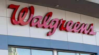 Binanın etrafındaki Walgreens tabelasını kapatın. Cennet, Nevada, ABD - 31 Mayıs 2023. Walgreens, eczane zinciri işleten bir Amerikan şirketidir..