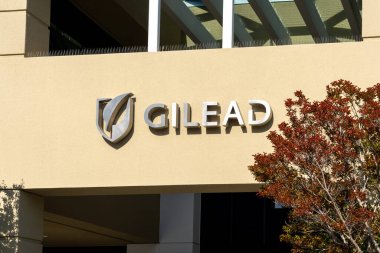 Gilead Sciences 'ın logosunu kapat ve 7 Haziran 2023' te Foster City, Kaliforniya 'daki binalarına imza at. Gilead Sciences, Inc. bir Amerikan biyofarmasötik şirketidir..