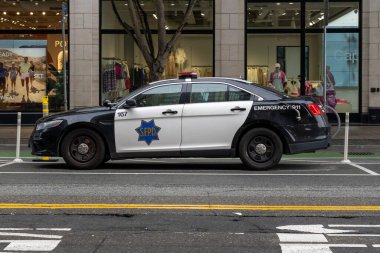 San Francisco, CA, ABD, 6 Haziran 2023: San Francisco şehir merkezinde bir SFPD polis arabası, CA, ABD