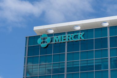 Merck logosu San Francisco, Kaliforniya, ABD 'de 7 Haziran 2023' te yapılmış. Merck, çok uluslu bir ilaç şirketi..