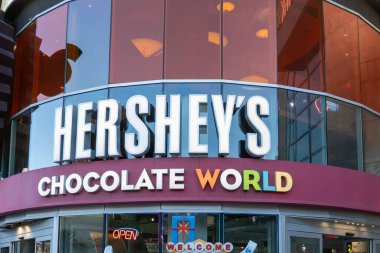 Hershey 'nin Çikolata Dünyası tabelası 30 Mayıs 2023' te Las Vegas, Nevada 'daki bir mağazada. Hershey 'nin Çikolata Dünyası beş ziyaretçi merkezinin adıdır..