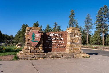 Bryce Canyon Ulusal Parkı giriş işareti Utah, ABD, 3 Haziran 2023. Bryce Canyon Ulusal Parkı, koyu kırmızı kabadayılarıyla tanınır. Bunlar ilmik şekilli kaya oluşumlarıdır..