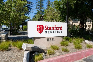 Stanford Tıp İşareti (SOM) Palo Alto, Kaliforniya 'daki Page Mill Road' da 8 Haziran 2023. SOM, Stanford Üniversitesi 'nin tıp fakültesi..