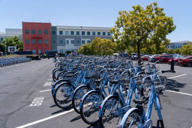8 Haziran 2023 'te Menlo Park, CA, ABD' deki Meta genel merkezinin otoparkında birçok bisiklet bulundu. Meta Platformları, eski adıyla Facebook, Amerikan çokuluslu teknoloji holdingidir..