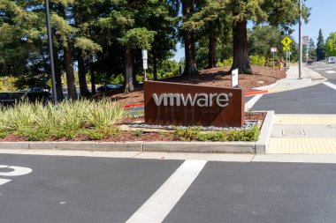 8 Haziran 2023 'te Silikon Vadisi, Palo Alto, ABD' deki karargahta VMware tabelaları. VMware, Inc. bir Amerikan bulut hesaplama ve sanal teknoloji şirketidir..